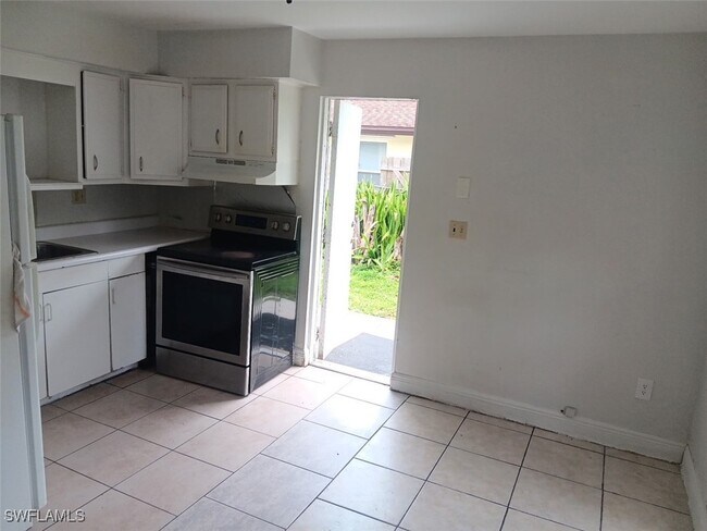 10897 Goodwin St in Bonita Springs, FL - Building Photo - Building Photo