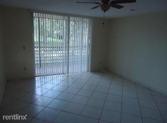 3253 Foxcroft Rd in Miramar, FL - Building Photo - Building Photo