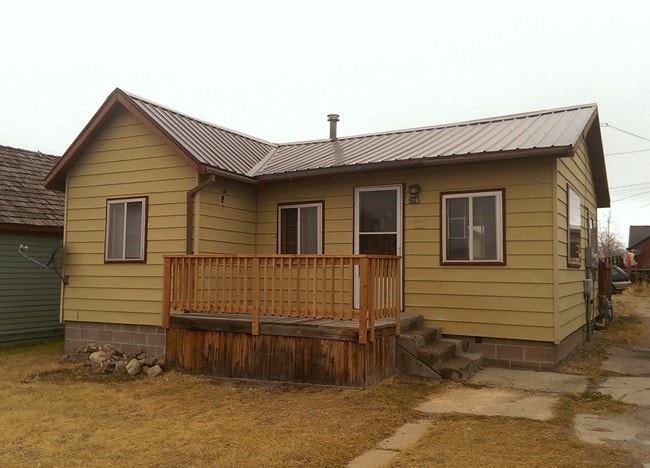 property at 206 E 9th St