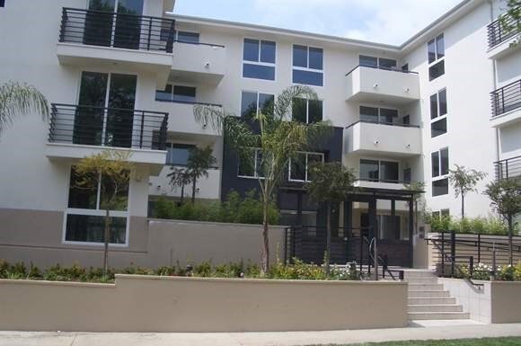 833 N Edinburgh Ave in Los Angeles, CA - Building Photo