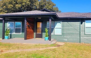 1204 Live Oak St in Commerce, TX - Building Photo