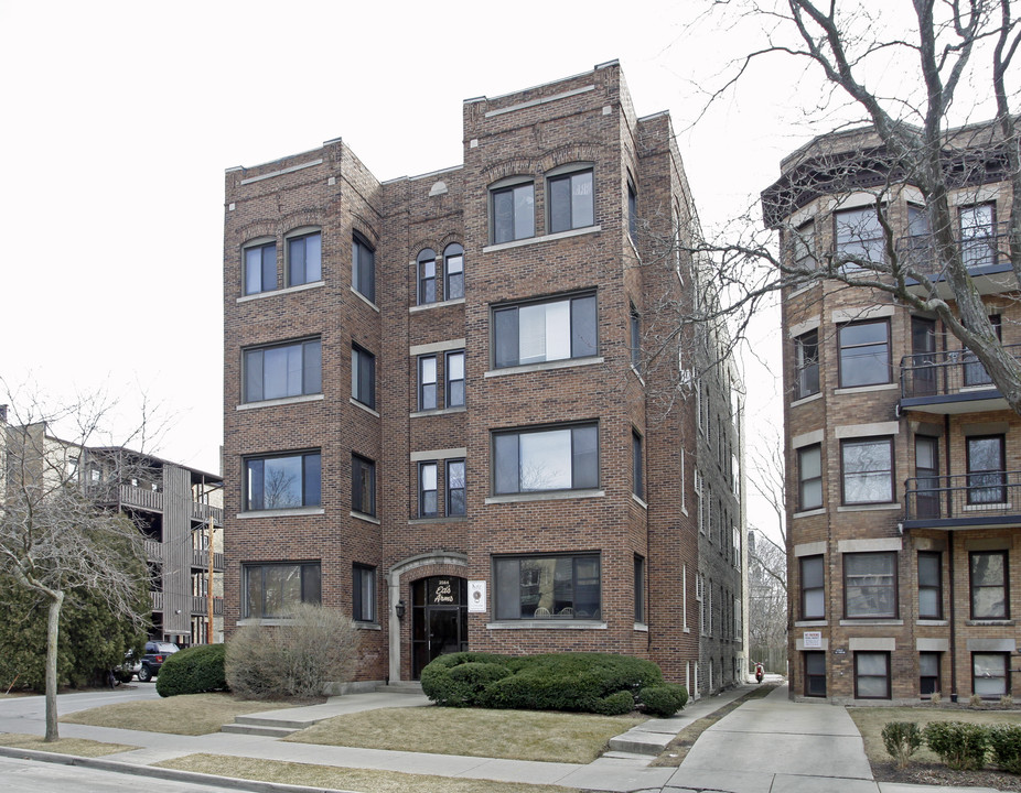 Ed's Arms Apartments in Milwaukee, WI - Building Photo