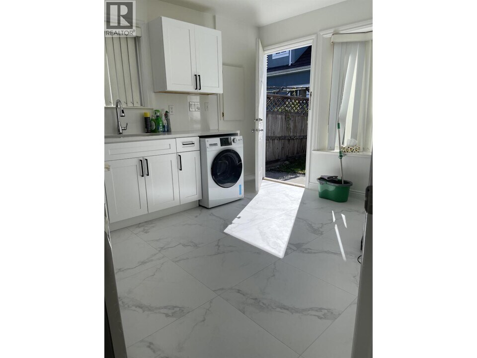 5835 Argyle St in Vancouver, BC - Building Photo