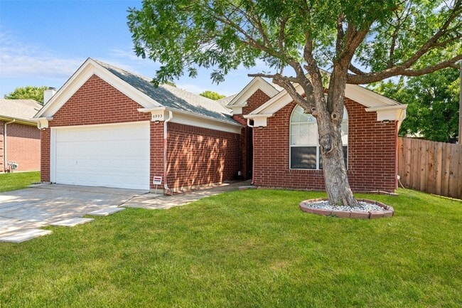 6903 Hawaii Ln in Arlington, TX - Foto de edificio - Building Photo