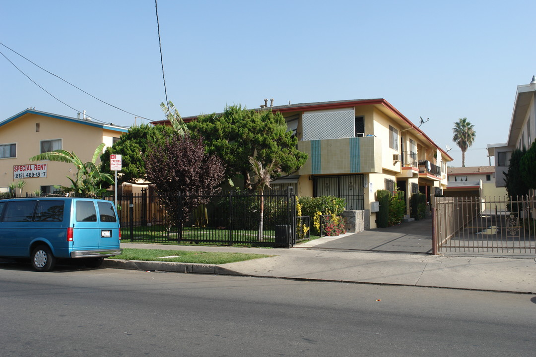 8816 Tobias Ave in Panorama City, CA - Building Photo