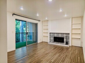 4717 W Lake Sammamish Pkwy SE in Issaquah, WA - Building Photo - Building Photo