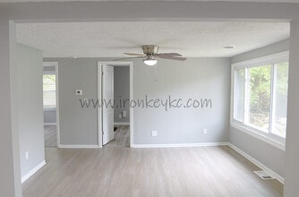5231 N Merrimac Ave in Kansas City, MO - Building Photo - Building Photo