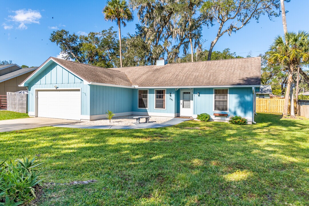 795 Victoria Cir E in Ormond Beach, FL - Building Photo