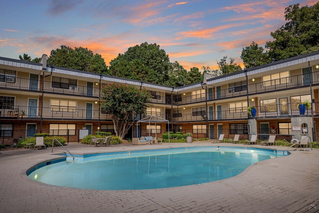 Selwyn Flats in Charlotte, NC - Building Photo