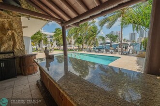 468 Golden Isles Dr in Hallandale Beach, FL - Building Photo - Building Photo
