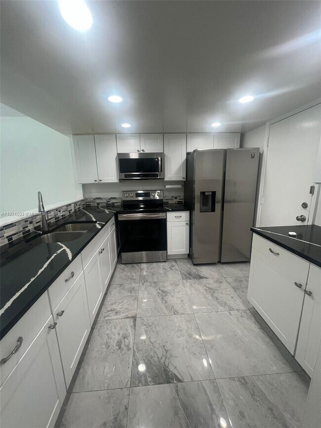 406 NW 68th Ave in Plantation, FL - Building Photo - Building Photo