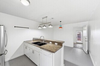 3408 Dolphin Dr in Austin, TX - Foto de edificio - Building Photo