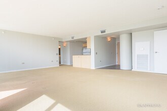 1720 Maple Ave, Unit 730 in Evanston, IL - Building Photo - Building Photo