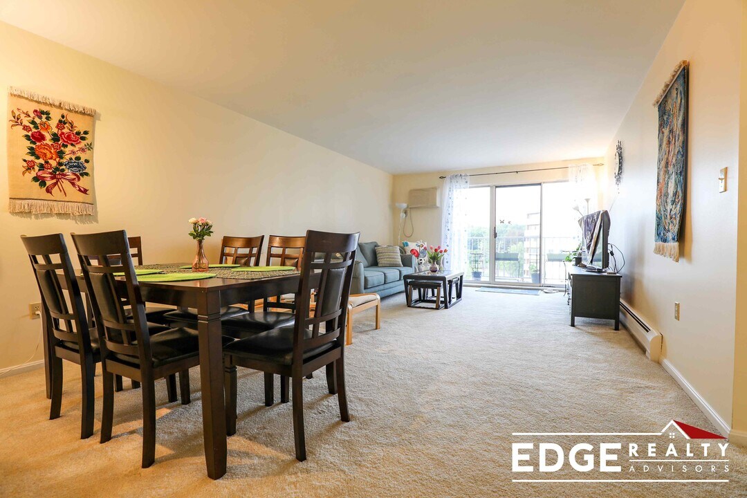 131 Coolidge Ave, Unit 522 in Watertown, MA - Foto de edificio