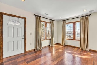9 Old Wood Rd in Edgewater, NJ - Building Photo - Building Photo
