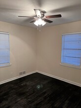 1228 Harrison Ln in Hurst, TX - Foto de edificio - Building Photo