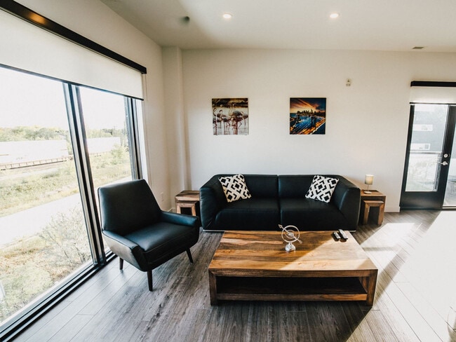 655 Sterling Lyon Pkwy in Winnipeg, MB - Building Photo - Building Photo