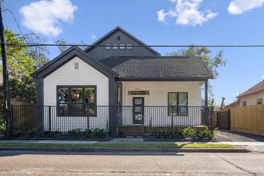 207 Lockwood Dr in Houston, TX - Foto de edificio