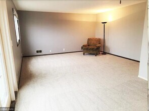 227 14th Ave S, Unit 2 in South St. Paul, MN - Foto de edificio - Building Photo