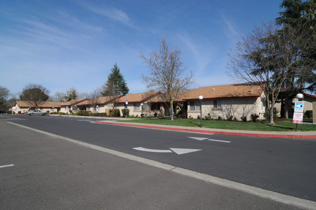 Sherwood Manor Senior Apartments in Modesto, CA - Foto de edificio - Building Photo