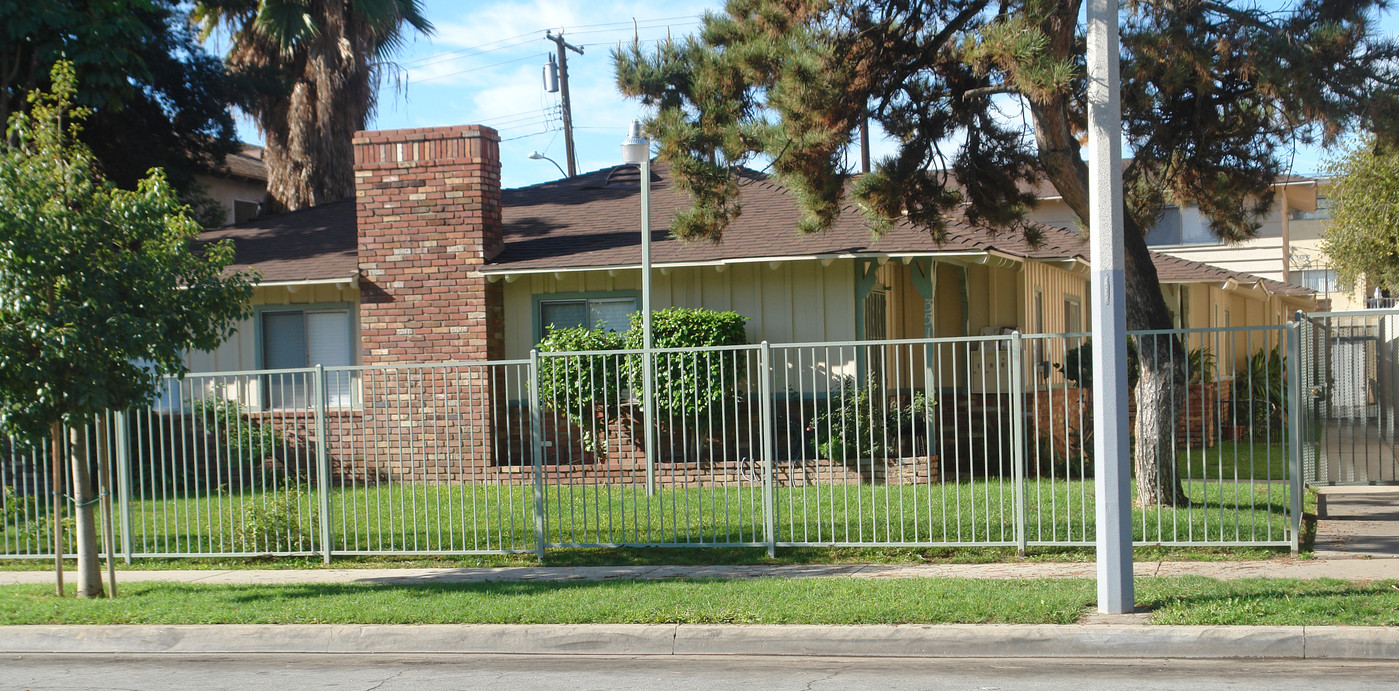 351 N Prospero Dr in Covina, CA - Foto de edificio