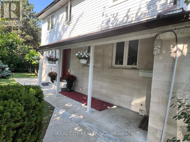 2451 Loanne Dr in Mississauga, ON - Building Photo - Building Photo