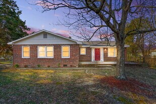 512 E McLean St in Saint Pauls, NC - Building Photo