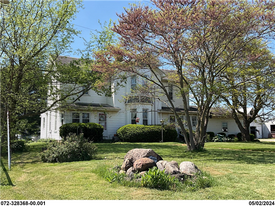 10442 Swamp Rd in Hebron, OH - Building Photo