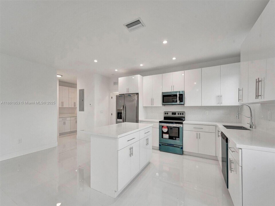 2631 E 7th Ave in Hialeah, FL - Building Photo