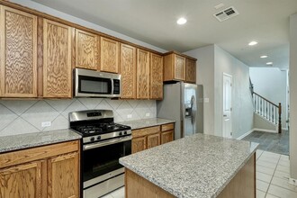 7220 Wyoming Springs Dr in Round Rock, TX - Foto de edificio - Building Photo