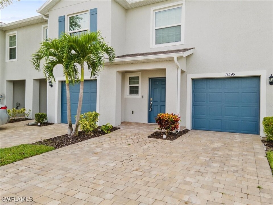 15245 Wildflower Cir in Naples, FL - Building Photo