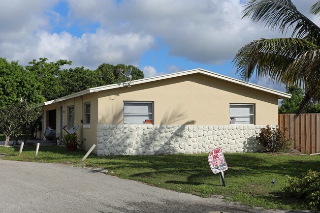 4159-4169 Sherri Ct in Lake Worth, FL - Building Photo - Building Photo