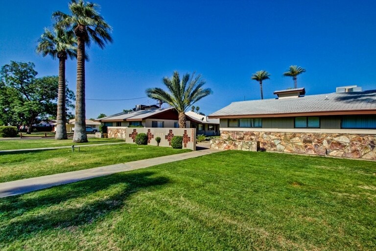 Tower Villa Apartments in Phoenix, AZ - Building Photo