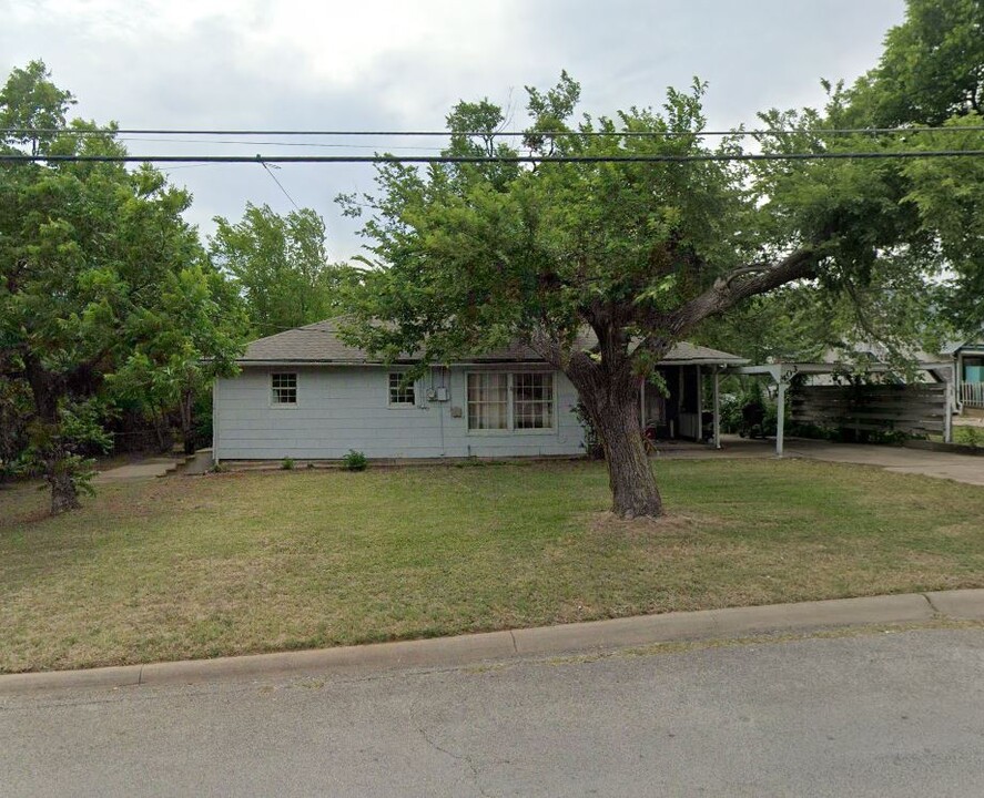 403 N Fairview St in Keene, TX - Building Photo