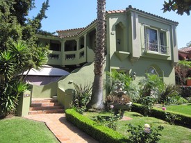 1074 S Genesee Ave in Los Angeles, CA - Building Photo