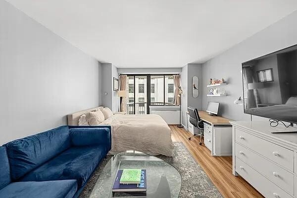 45 E 25th St