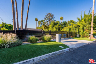 22745 Erwin St in Los Angeles, CA - Foto de edificio - Building Photo