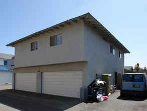 16541 Sabot Ln in Huntington Beach, CA - Foto de edificio - Building Photo