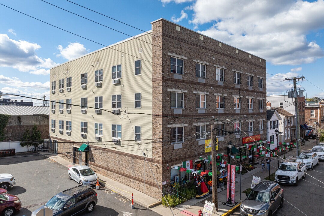 346 Seaman St in New Brunswick, NJ - Building Photo