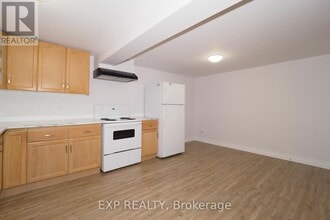 129 Hazelglen Dr in Kitchener, ON - Building Photo - Building Photo