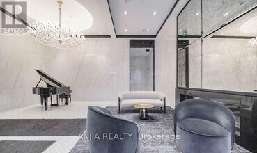 8 Wellesley St W in Toronto, ON - Building Photo - Building Photo