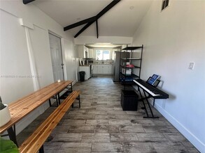 2275 NW 30th St in Miami, FL - Building Photo - Building Photo