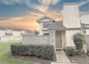 13611 Garden Grove Ct in Houston, TX - Building Photo