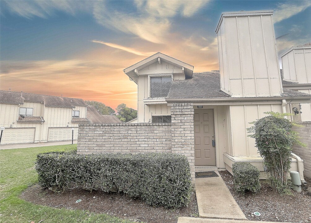 13611 Garden Grove Ct in Houston, TX - Building Photo