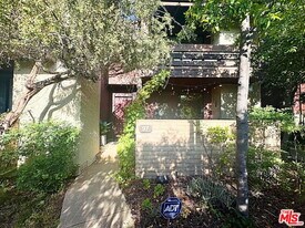 21930 Marylee St in Los Angeles, CA - Building Photo