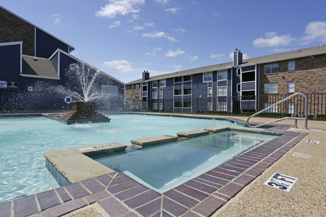 Meadows at Ferguson in Dallas, TX - Building Photo