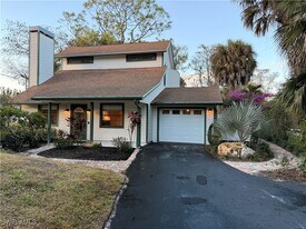 5825 Dogwood Way in Naples, FL - Building Photo