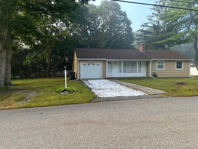 19 Larrow Dr in Windham, CT - Building Photo - Building Photo