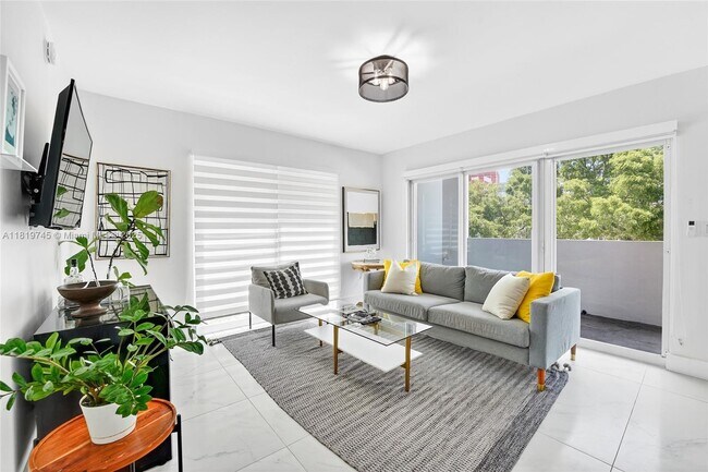 2740 SW 28th Terrace in Miami, FL - Building Photo - Building Photo