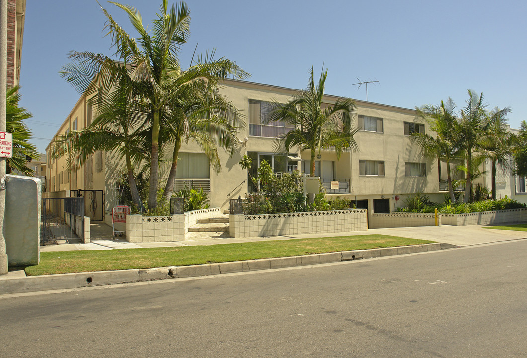 1320 N Poinsettia Pl in Los Angeles, CA - Building Photo